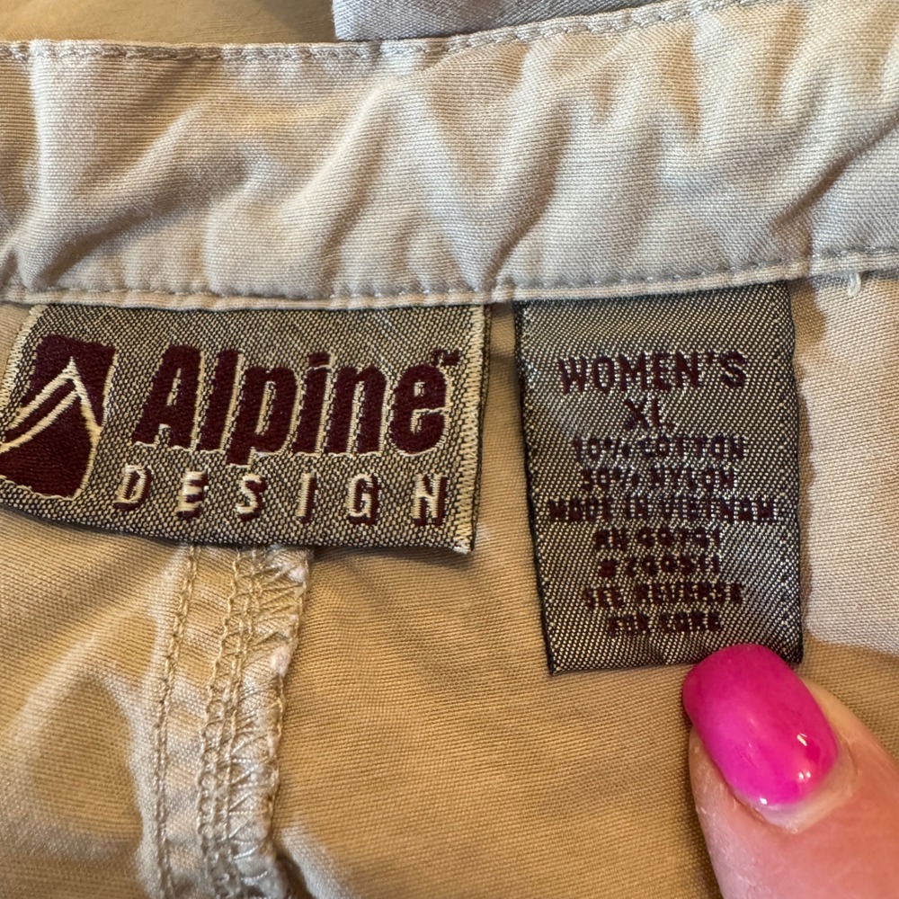Alpine Design Womens Shorts XL Tan Cargo Hiking Utility Gorpcore Outdoor Granola - Picture 3 of 8